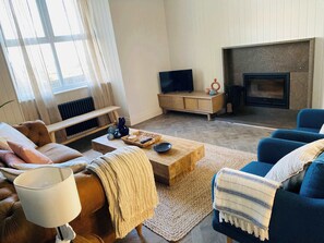 Televisión, chimenea y oficina 