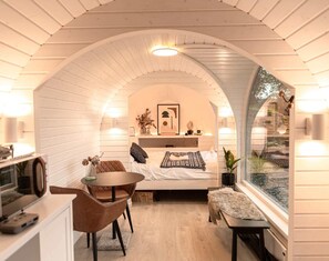 Escritorio, tabla de planchar con plancha, cuna de viaje y wifi 