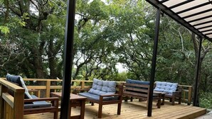 Eine Terrasse im Freien mit Holzmöbeln und einer Pergola.