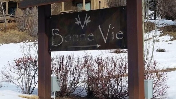 Placa de Bonne Vie com setas indicativas.