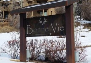 A sign for Bonne Vie with directional arrows. - Classic Bonne Vie Condo with  Elkhorn Amenities (Sun Valley)
