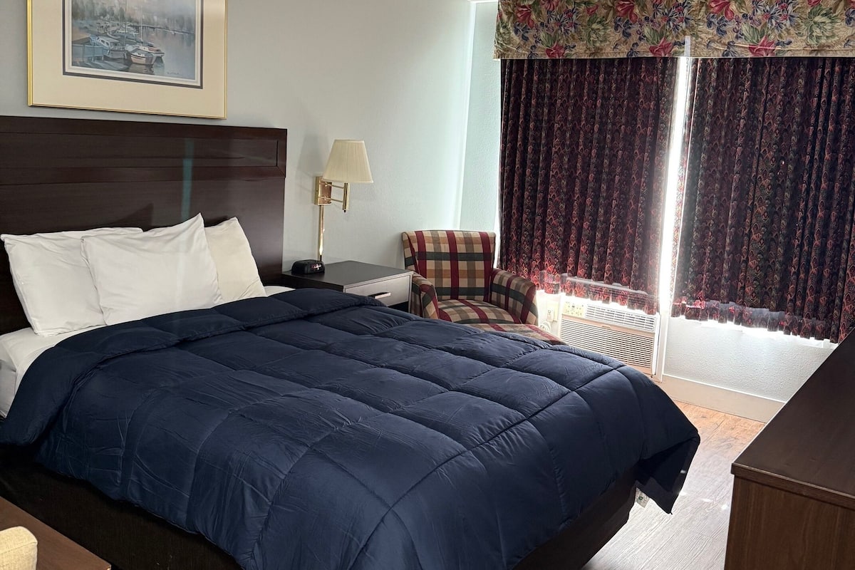 Basic Room, 1 Queen Bed, Non Smoking | Desk, free WiFi