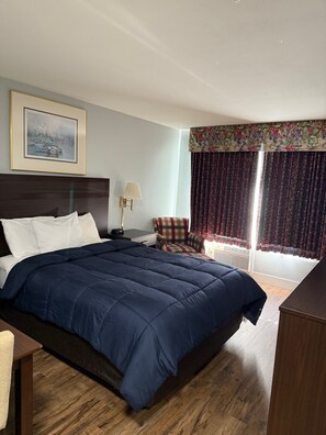 Basic Room, 1 Queen Bed, Non Smoking | Desk, free WiFi