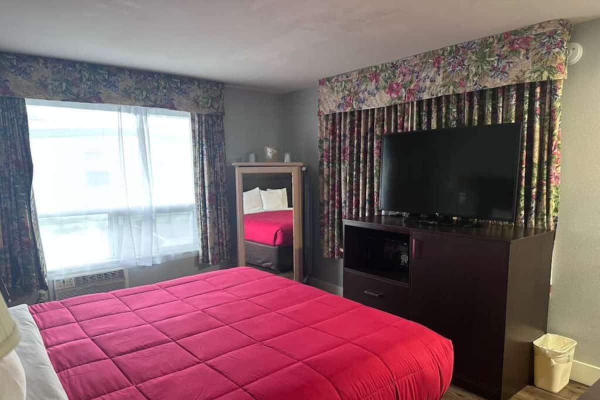 Single Room, 1 King Bed, Non Smoking | Free WiFi, bed sheets