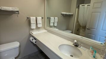 Habitación individual, 1 cama de matrimonio grande, no fumadores | Baño | Bañera y ducha independientes, toallas, jabón y champú