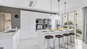 Kjøleskap, mikrobølgeovn, kokeplater og oppvaskmaskin