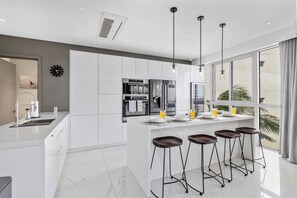 Kjøleskap, mikrobølgeovn, kokeplater og oppvaskmaskin