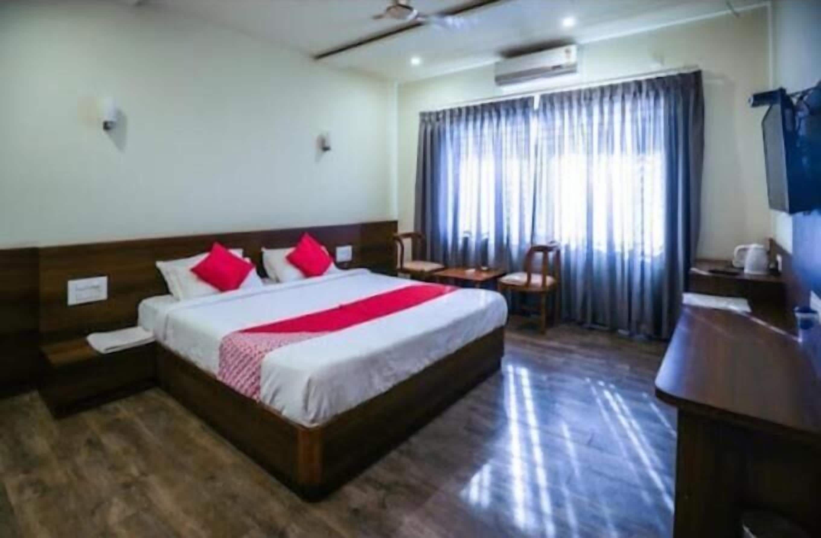 Caja de seguridad en la habitación y ropa de cama 