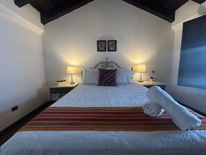 Tabla de planchar con plancha, internet y ropa de cama