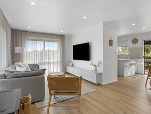 TV, fireplace, books - Simple Shores Blairgowrie (Blairgowrie)