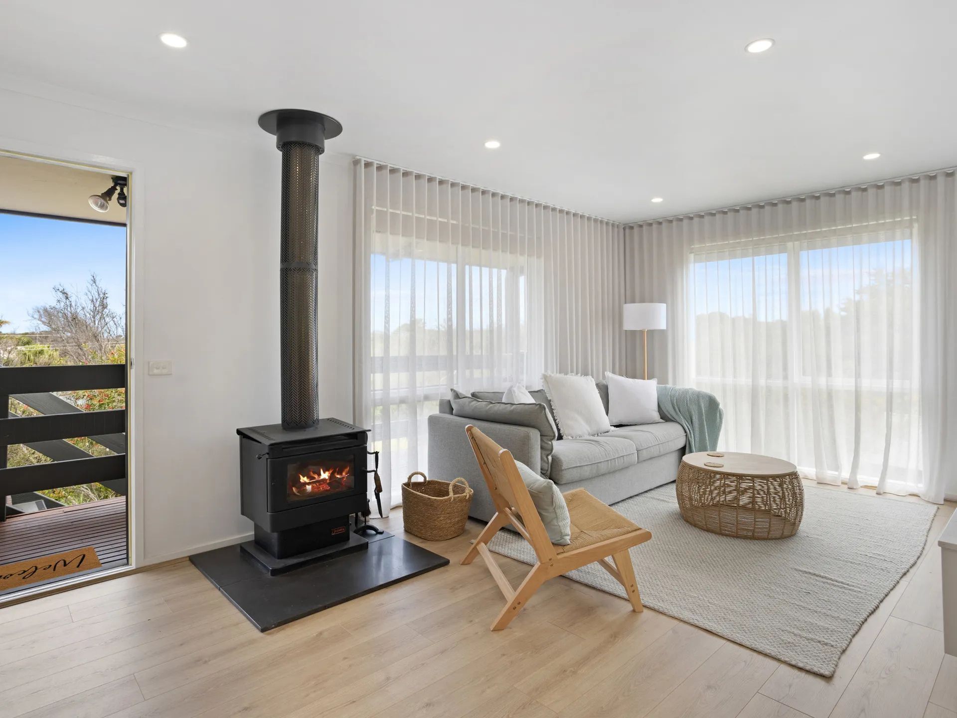 Tv, eldstad och böcker