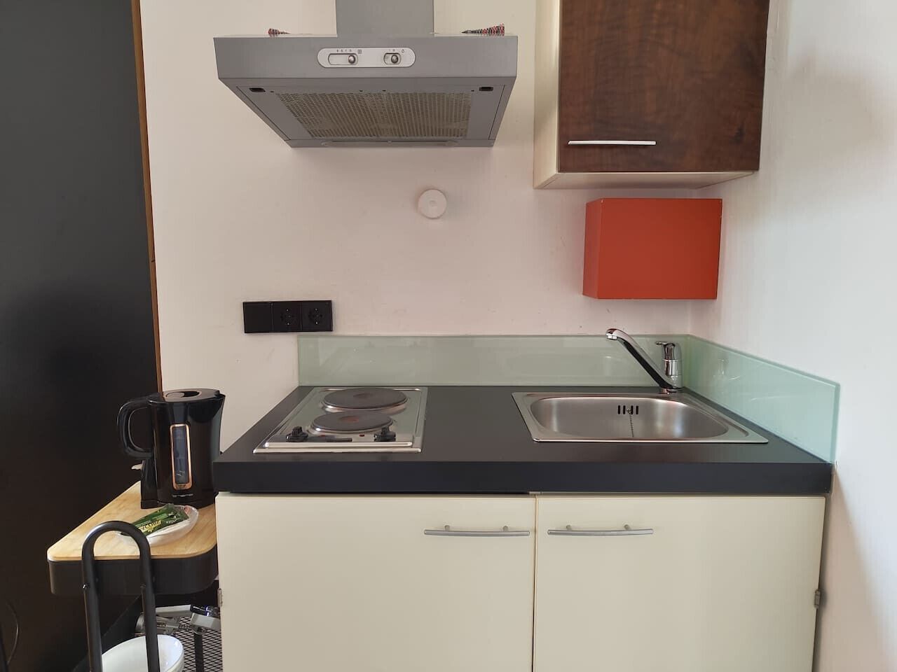 Parrilla de estufa, utensilios de cocina y comedor 