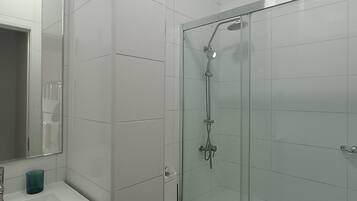 Hårføner, håndklær og toalettpapir