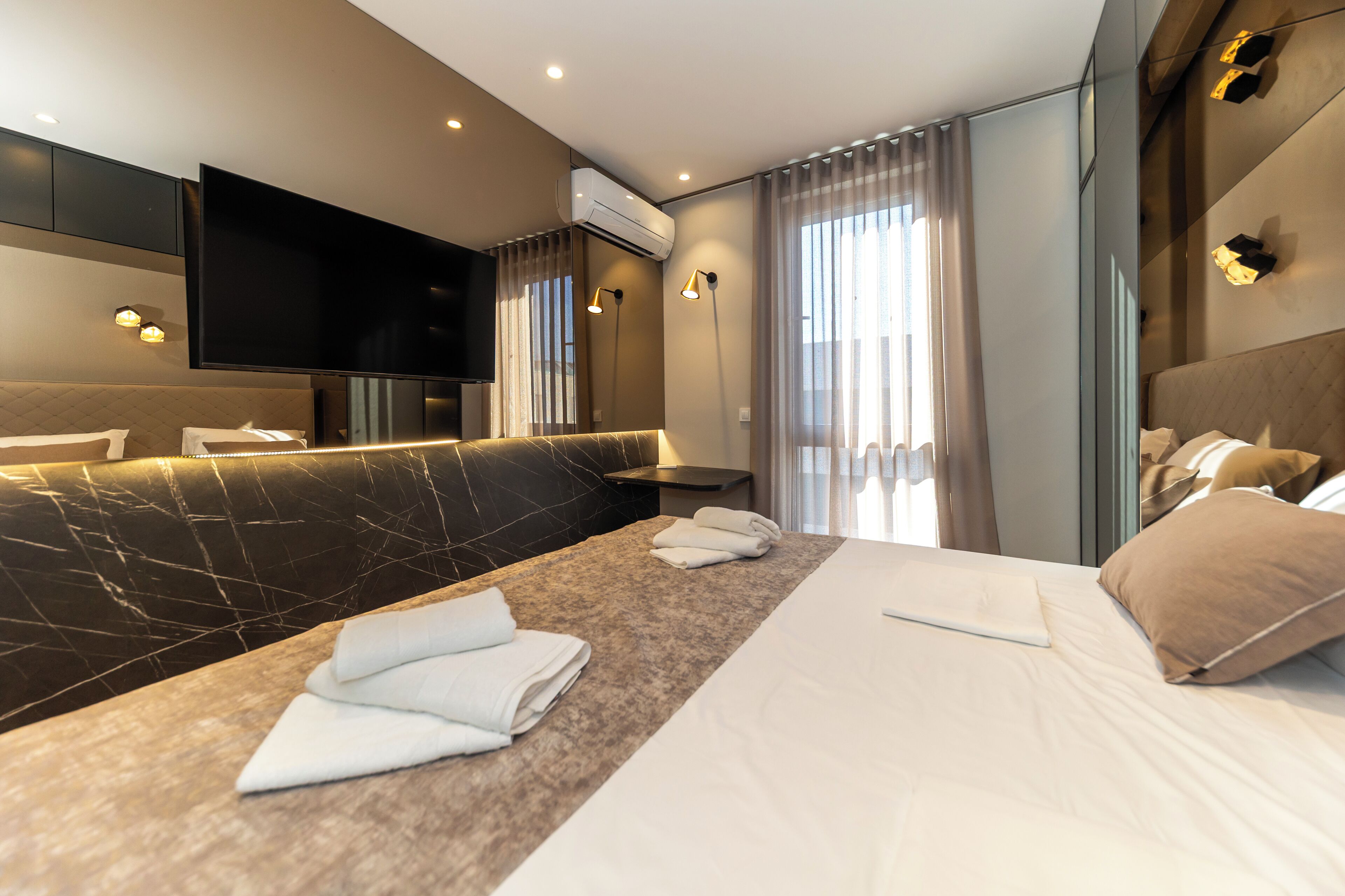 Safe på rommet, strykejern/-brett, wi-fi (inkludert) og sengetøy