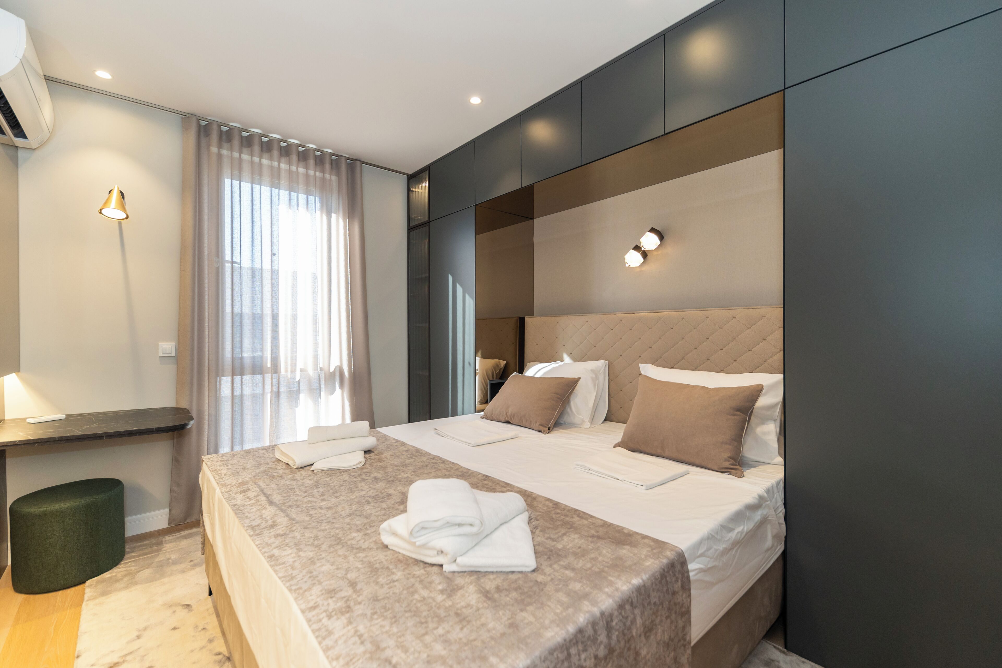 Safe på rommet, strykejern/-brett, wi-fi (inkludert) og sengetøy