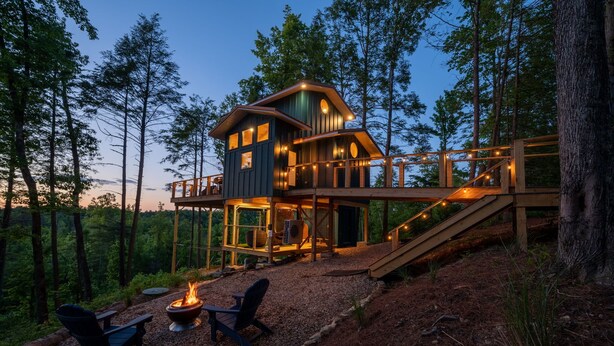 Eine Hütte mit Terrasse, Feuerstelle und Sitzgelegenheit im Freien.