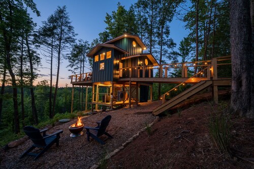 Romantic Forest Birdhouse • Hot Tub + Loft Net   |  A dreamy treetop escape with a slide, cozy reading nook, forest-view windows, and a fully stocked kitchen—perfect for couples looking for luxury, privacy, and peaceful woodland vibes.
