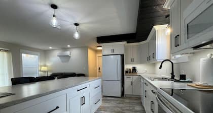 Oceanfront Cottage w/ Upper Balcony View