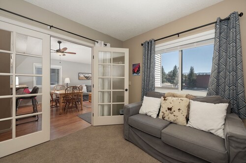 New 3 bedroom, mt views, extra bedding and close to clubhouse