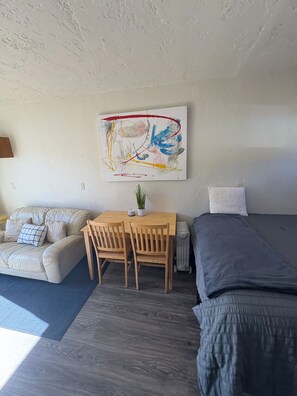 Tabla de planchar con plancha, wifi gratis y ropa de cama 
