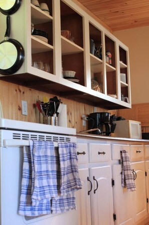 Fridge, microwave, oven, stovetop - The Nook - Sherbrooke Cottages (Summerside)