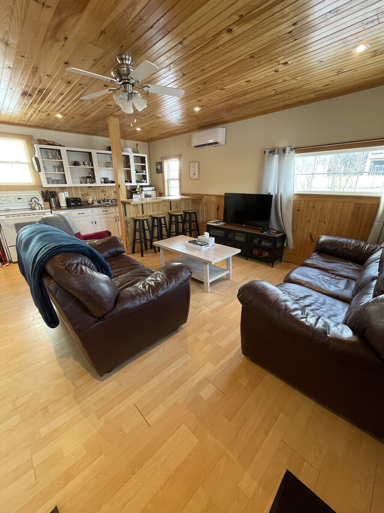 Una televisión, libros