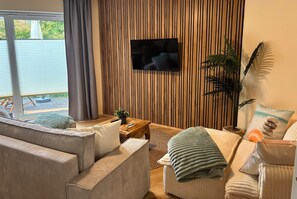 TV - Apartment 'Haus Anni' with Balcony and Wi-Fi (Bad Zwischenahn)