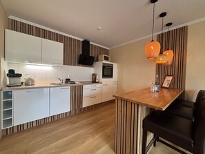 Fridge, microwave, stovetop, coffee/tea maker - Apartment 'Haus Anni' with Balcony and Wi-Fi (Bad Zwischenahn)