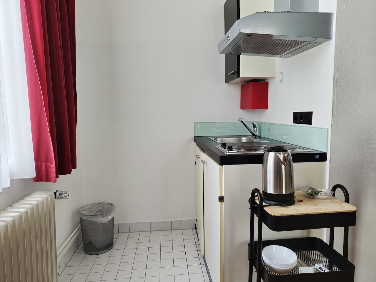 Herdplatte, Kochgeschirr/Geschirr/Besteck, Esstisch