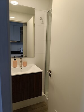 Haartrockner, Handtücher, Toilettenpapier