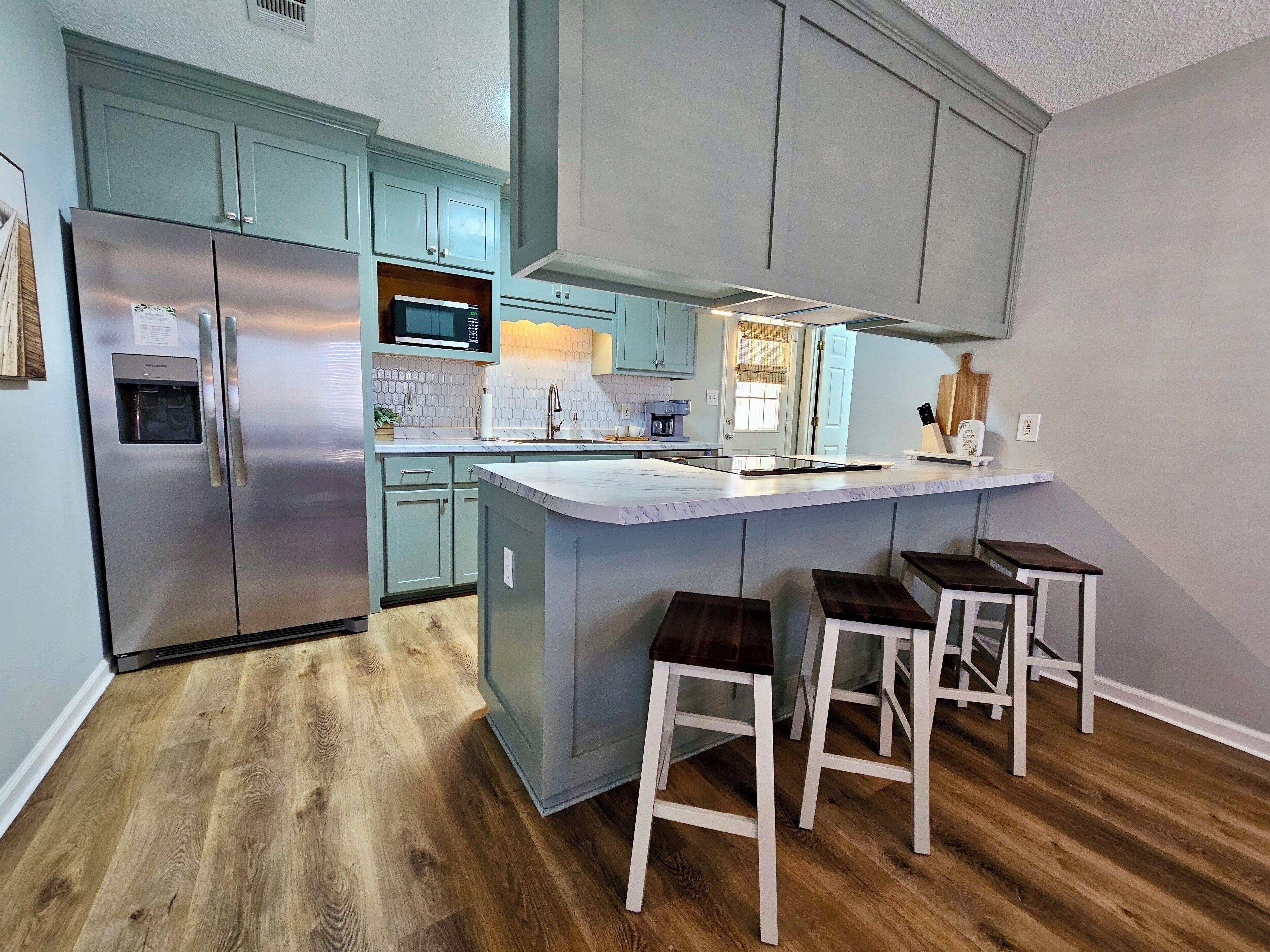 Køleskab, mikrobølgeovn, ovn, kogeplade