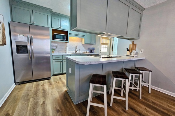 Kjøleskap, mikrobølgeovn, ovn og kokeplater