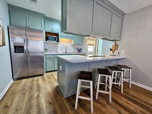 GAME ON! 4BR Family FUN House, 6 TVs & 2 Recliners