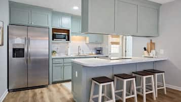 Refrigerador, microondas, horno y parrilla de estufa