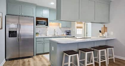 GAME ON! 4BR Family FUN House, 6 TVs & 2 Recliners