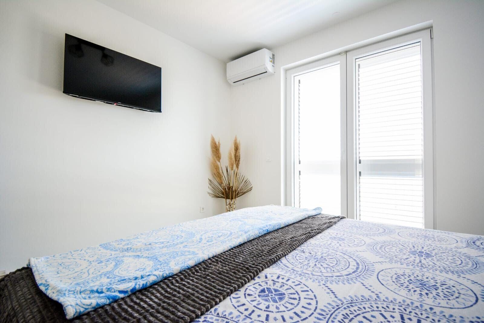 3 عدّة غرف نوم وأسرّة أطفال/رضّع (مجانًا) وملاءات أسرّة