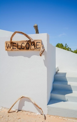 A wooden welcome sign attached to a white wall with a staircase leading up. - Villa Olea Mare Zadarvillas (Sali)