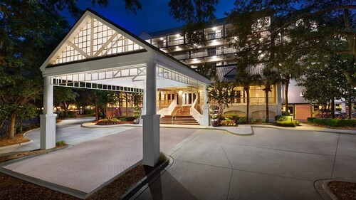 2-bedroom resort in superb Hilton Head Island; site of the PGA's RBC Classic.