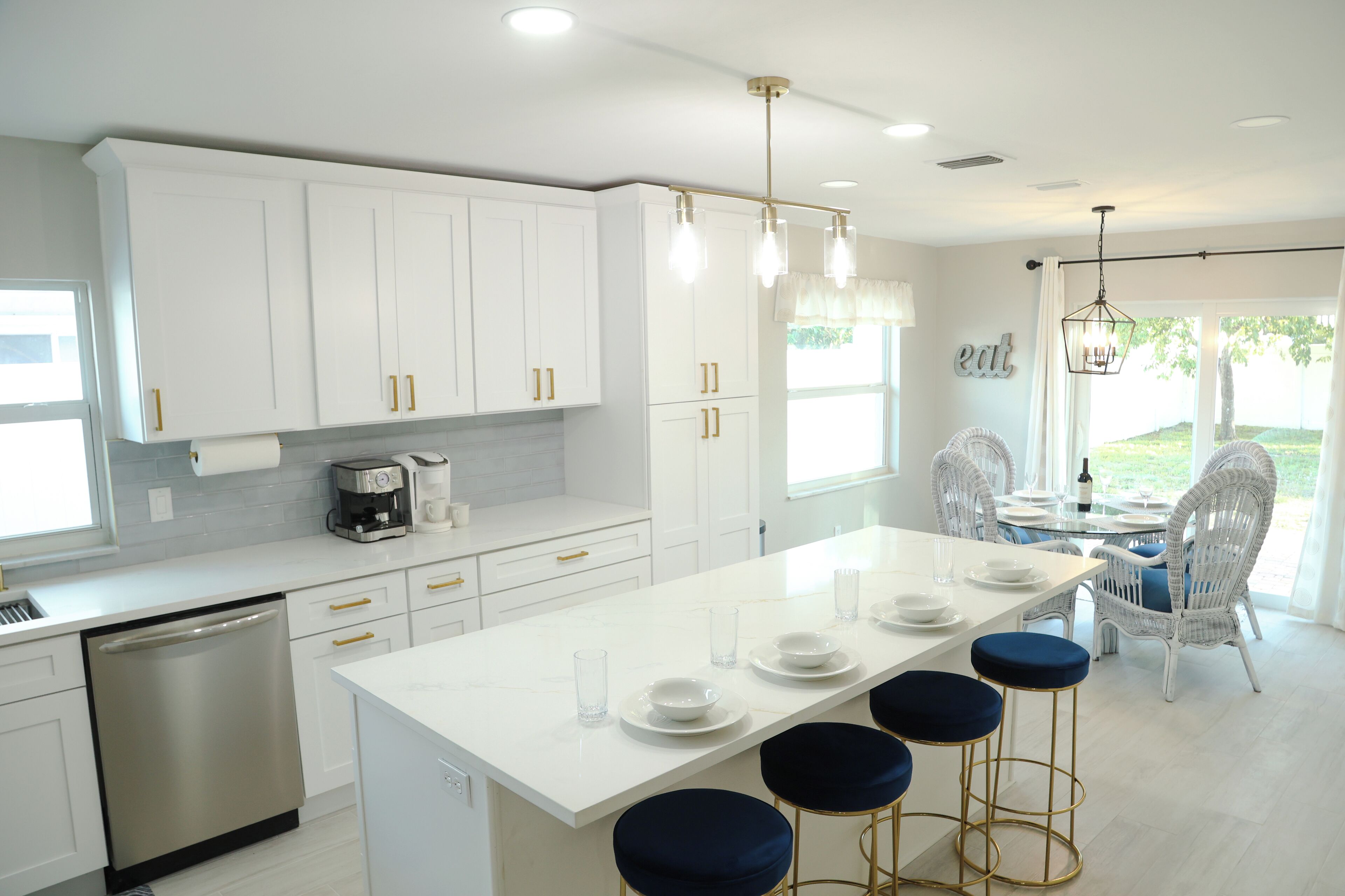 Micro-ondes, four, plaque de cuisson, lave-vaisselle