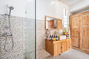 Een douche, een haardroger, handdoeken, toiletpapier