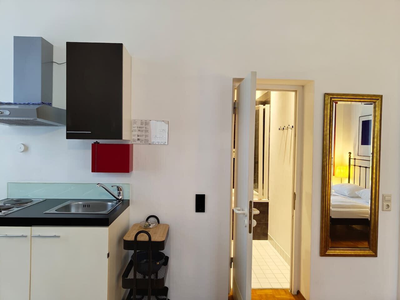 Een kookplaat, kookgerei, borden en bestek, eettafels