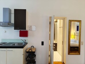 Plaque de cuisson, batterie de cuisine, vaisselle et ustensiles