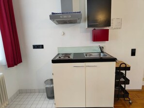 Plaque de cuisson, batterie de cuisine, vaisselle et ustensiles