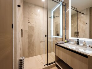 Shower, hair dryer, towels - Bright, Modern King Studio Just Steps from the Beach (Puerto Morelos)