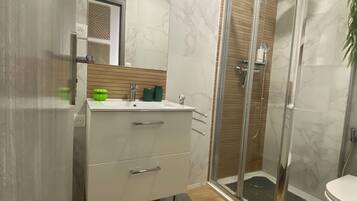 Dusche, Haartrockner, Handtücher, Seife