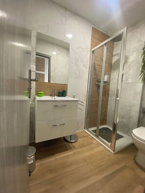 Dusche, Haartrockner, Handtücher, Seife