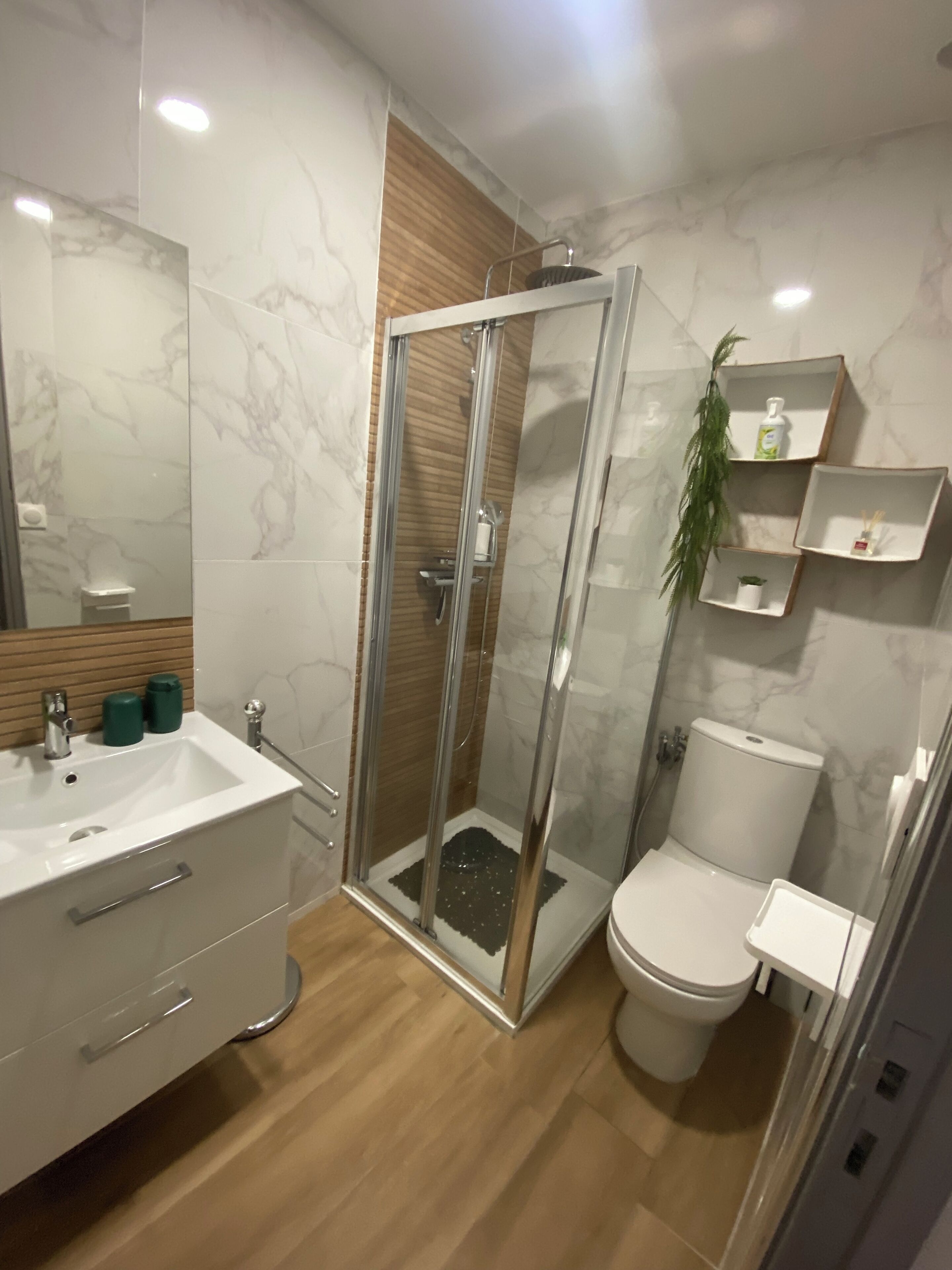 Een douche, een haardroger, handdoeken, zeep