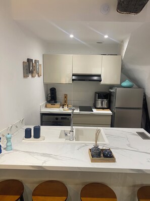 Kjøleskap, mikrobølgeovn, kokeplater og oppvaskmaskin