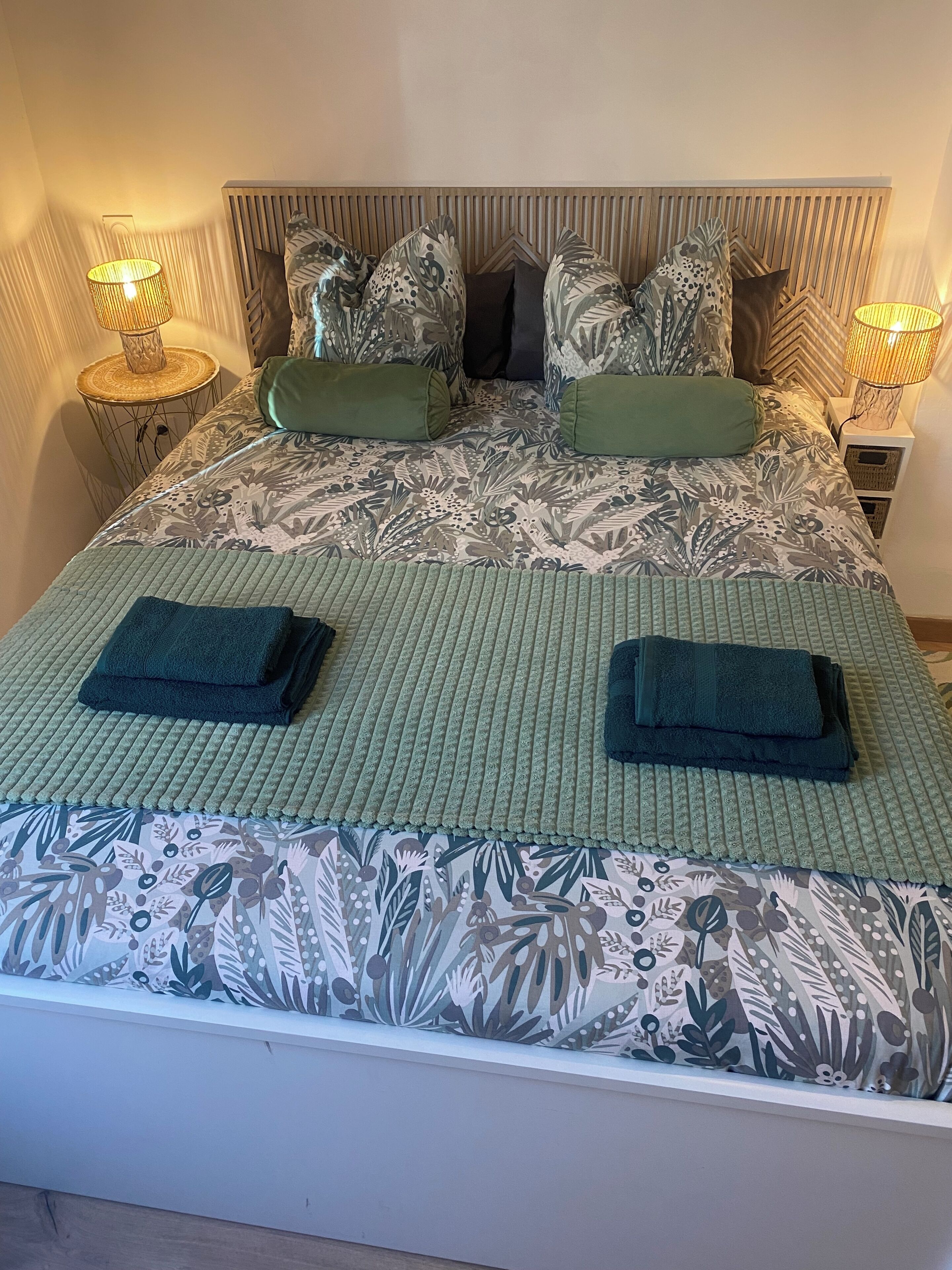 2 bedrooms, desk, iron/ironing board, travel crib