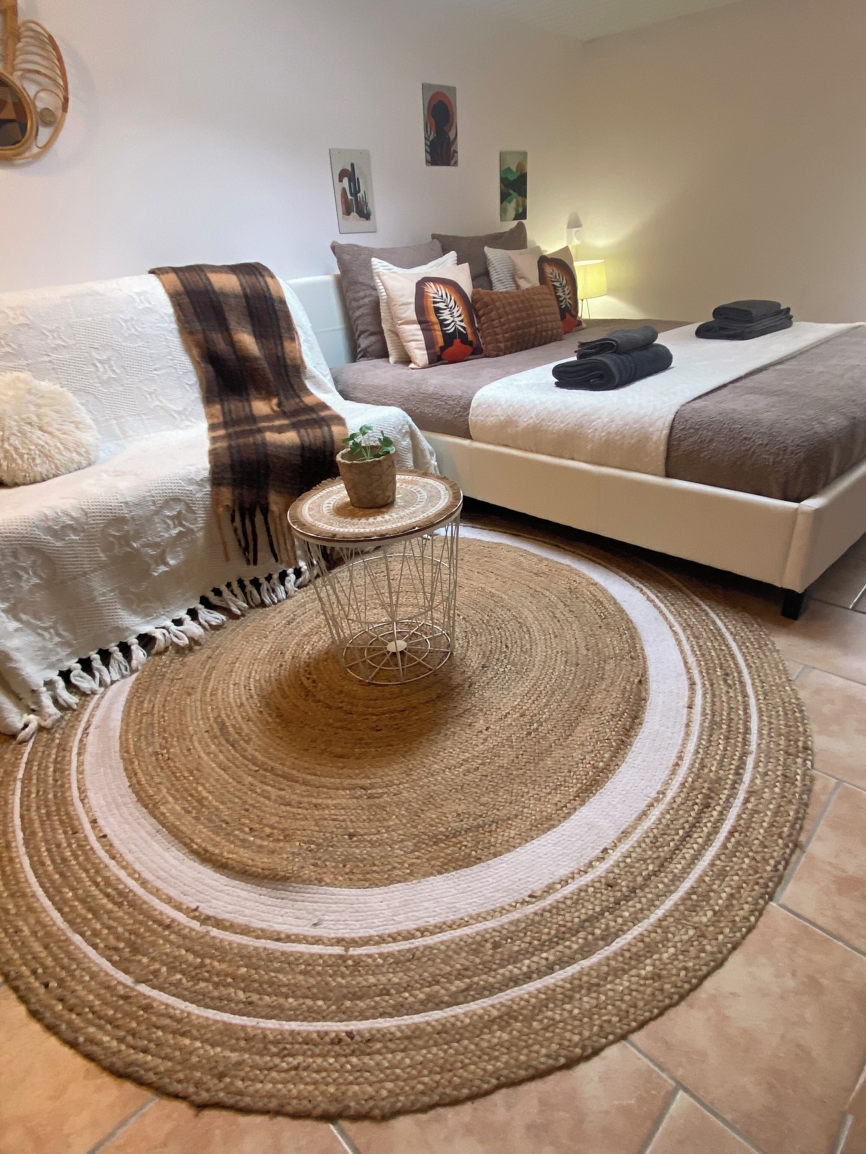 2 slaapkamers, een bureau, een strijkplank/strijkijzer, reisbedje